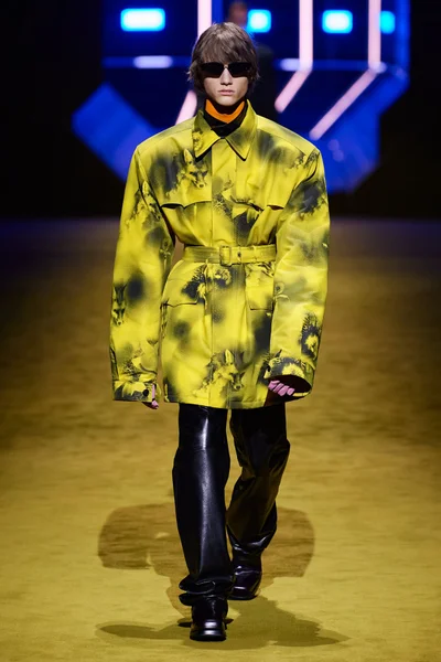Look 32